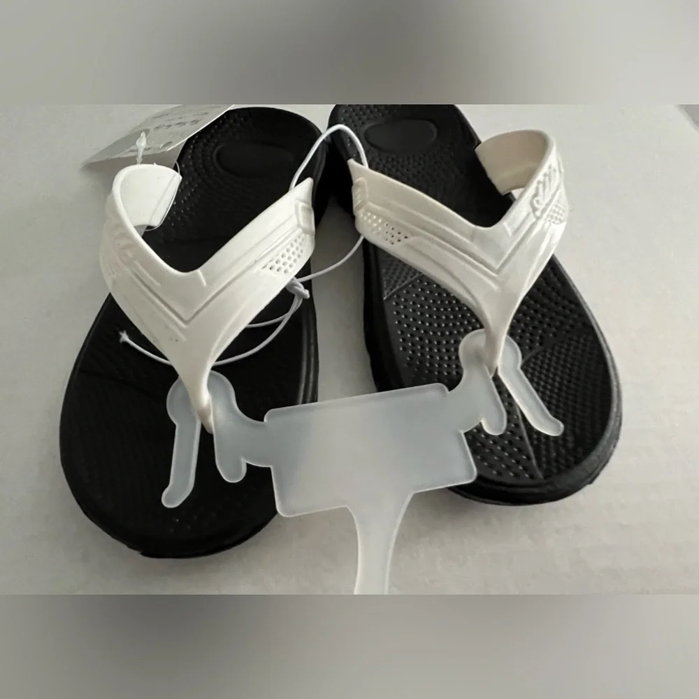 NWT Momentum Brands Flip Flops For Boy 31 Size US 1 / 7.75 in / 19.7 cm Summer